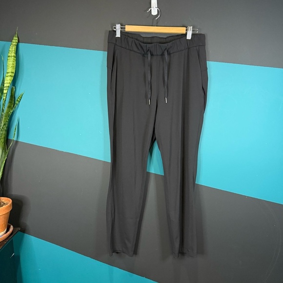 Lululemon Athletica Classic Black Jogger Pants On the Fly size 8 - Picture 2 of 14